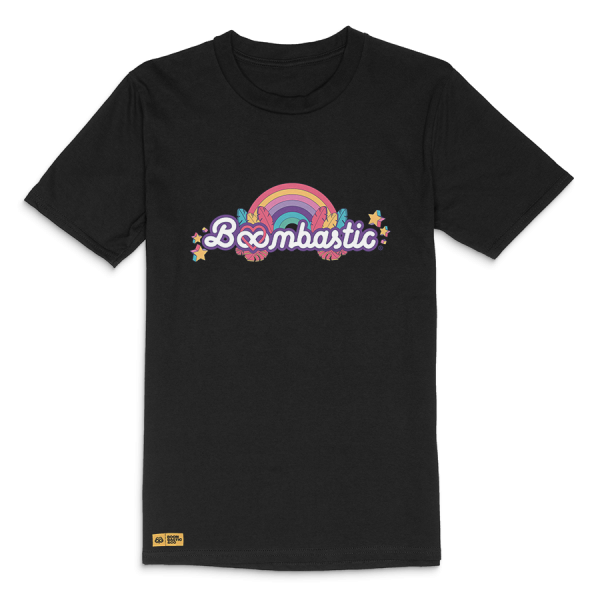 Camiseta_boombastic_logo_negra_arcoiris